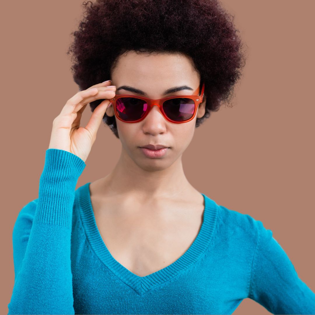 african american woman wearing sun glasses